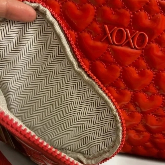 XOXO Womans Red 2 In 1 Rectangle And Heart Puffer Wristlet Set - Picture 4 of 12